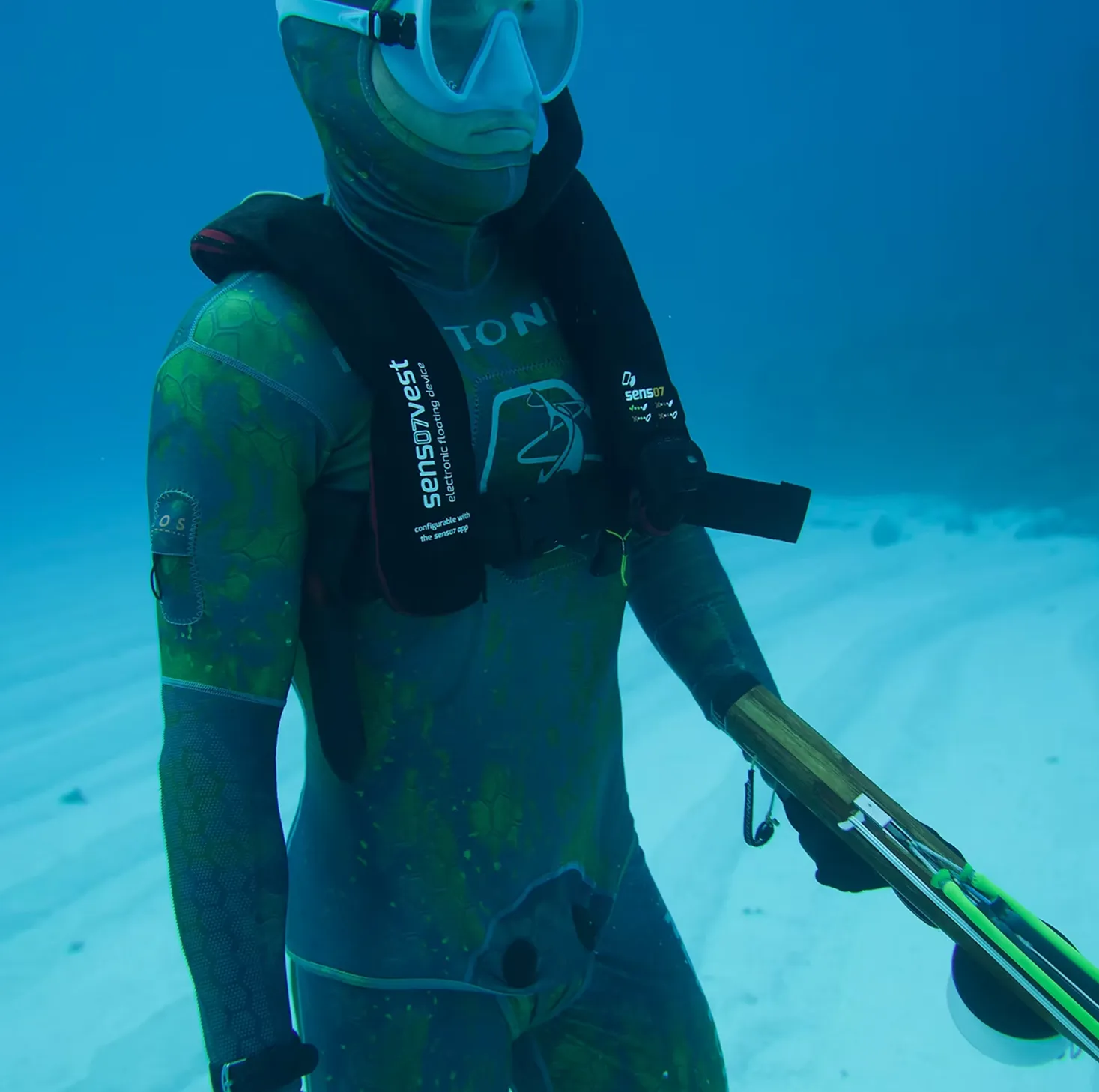 A spearfisher wearing the Sens07 vest under water